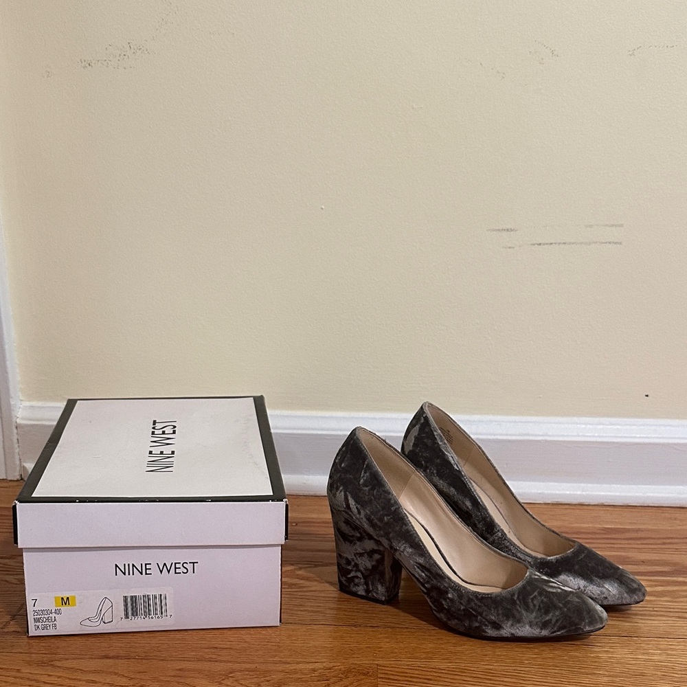 Nine West Women’s Dark Grey Velour Heels Size 7M